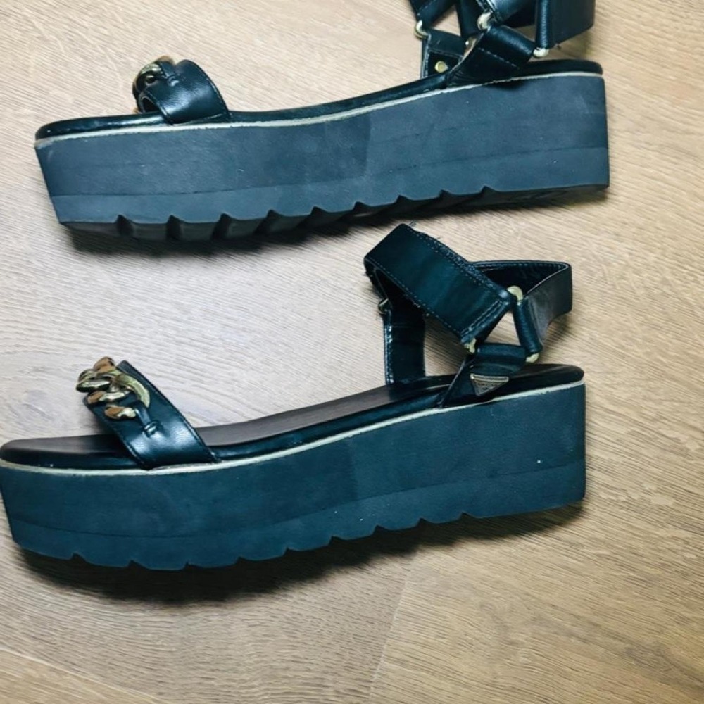 Guess Womens Black Leather Platform Sandals Gold Chain Detail Flatform Size 9.5 - Picture 3 of 5
